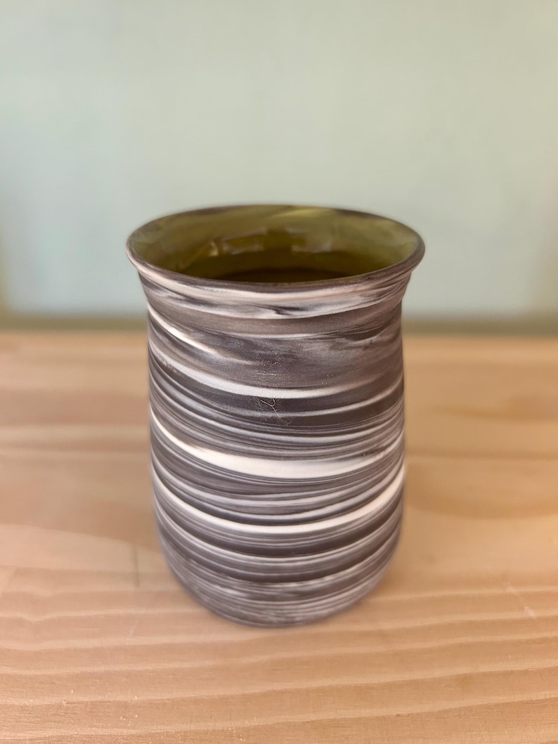 Marbled porcelain pot